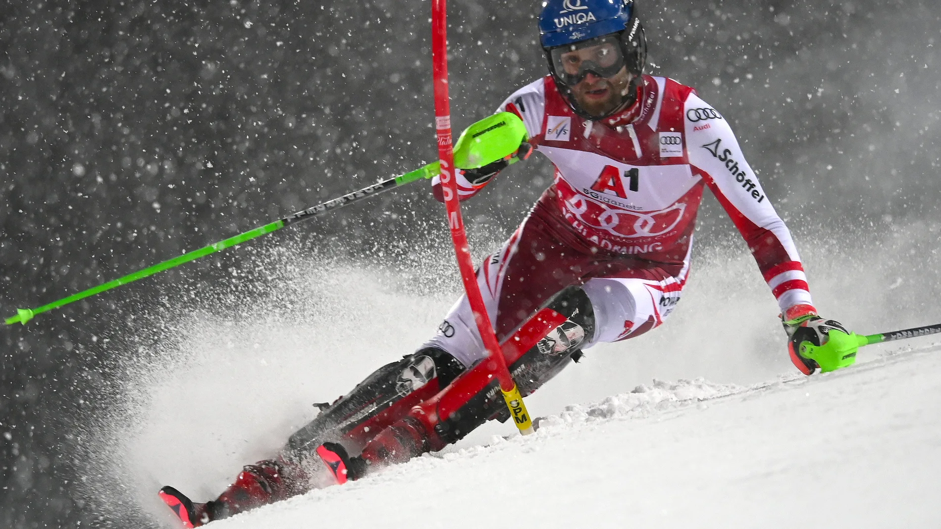 Marco Schwarz, en acción durante la primera carrera de eslalon masculino de la Copa del Mundo de Esquí Alpino de la FIS en Schladming, Austria, el 26 de enero de 2021. EFE/EPA/CHRISTIAN BRUNA