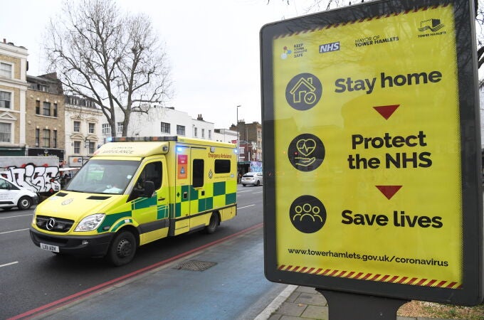 Una ambulancia pasa cerca del hospital Royal London en Londres