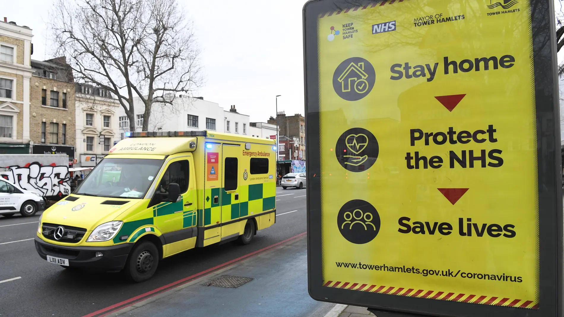 Una ambulancia pasa cerca del hospital Royal London en Londres