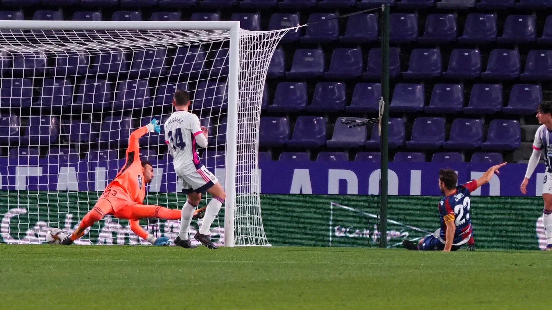 El defensa del Levante Coke Andújar (d) marca el 1-3 durante el encuentro correspondiente a los octavos de final de la Copa del Rey entre el Real Valladolid y el Levante UD, este martes en el estadio José Zorrilla, en Valladolid. EFE/R.García