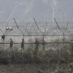 Soldados del ejército surcoreano patrullan a lo largo de la cerca de alambre de púas en Paju, Corea del Sur, cerca de la frontera con Corea del Norte