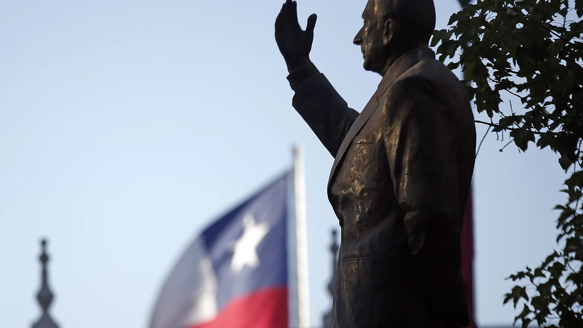 FILE - In this Jan. 30, 2019 file photo, a statue of the late President Eduardo Frei Montalva stands in front of the La Moneda Palace, in Santiago, Chile. A court in Santiago has revoked on Monday, Jan. 25, 2021, a ruling that found 4 doctors and two former security agents of the regime of dictator Augusto Pinochet guilty for the murder of former president Frei in 1982. (AP Photo/Luis Hidalgo, File)