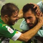 Joaquín felicita a Borja Iglesias en uno de sus tantos