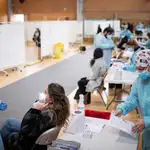 Varios jóvenes se someten a un test de antígenos en la Universidad de Alcalá de Henares