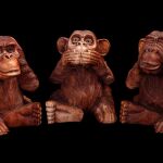 «Los tres monos sabios» también son racismo