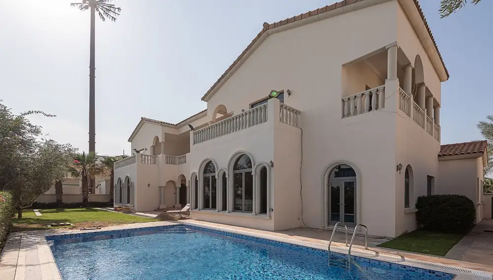 La casa en la que vivió Diego Maradona en Dubái cuenta con una piscina.