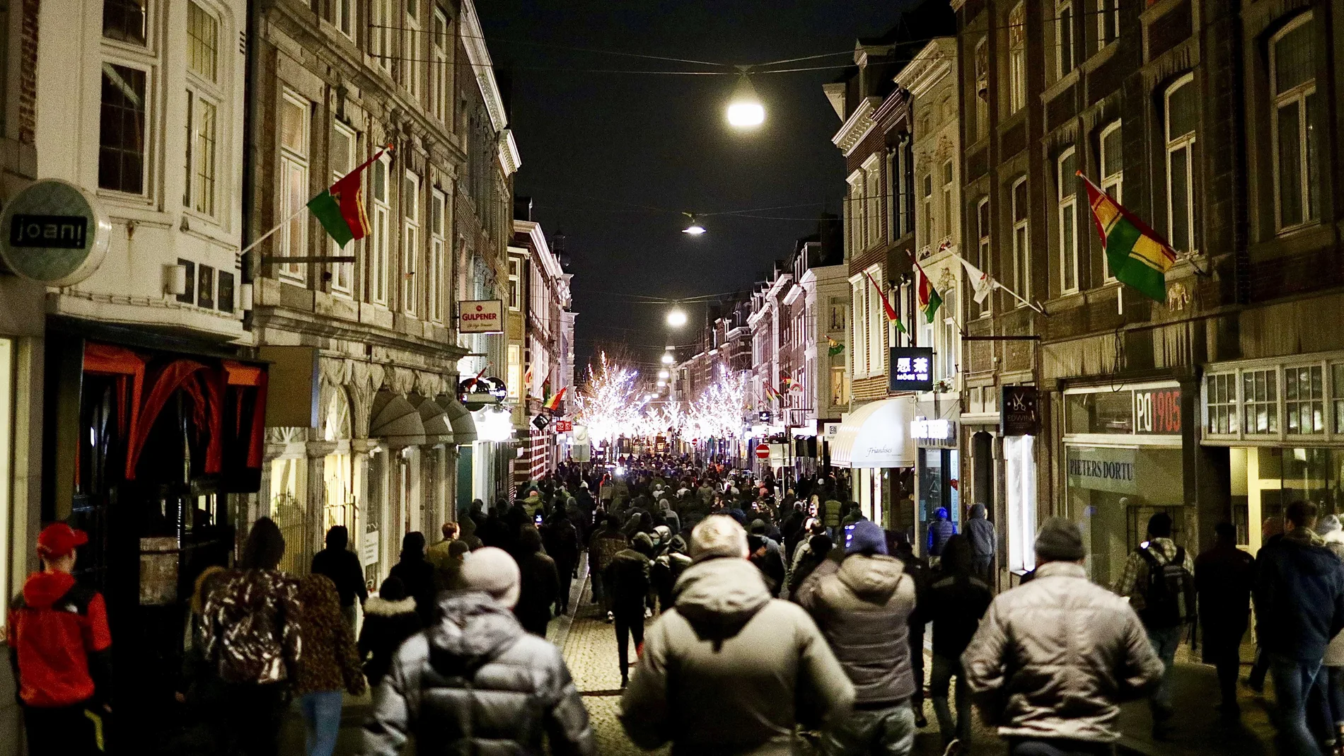 Decenas de personas protestan en las calles holandesas en protesta a las medidas de confinamiento impuestas por el ejecutivo
