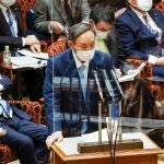 El primer ministro japonés Yoshihide Suga responde a una pregunta durante una sesión de la Cámara Alta