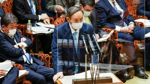 El primer ministro japonés Yoshihide Suga responde a una pregunta durante una sesión de la Cámara Alta