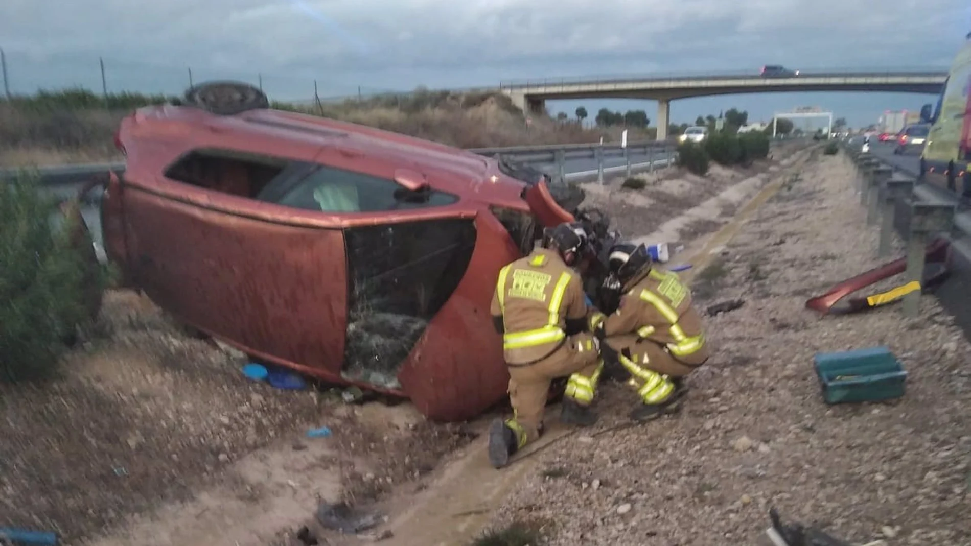 Uno de los dos coches siniestrados en un accidente ocurrido en la autovía A-7, a la altura de Alhama de Murcia