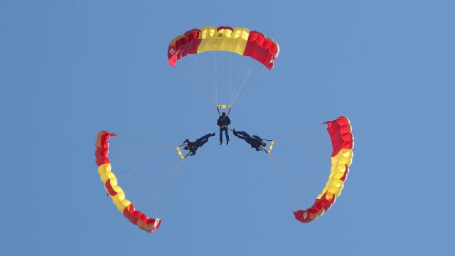 Patrulla Acrobática de Paracaidismo (PAPEA) del Ejército del Aire