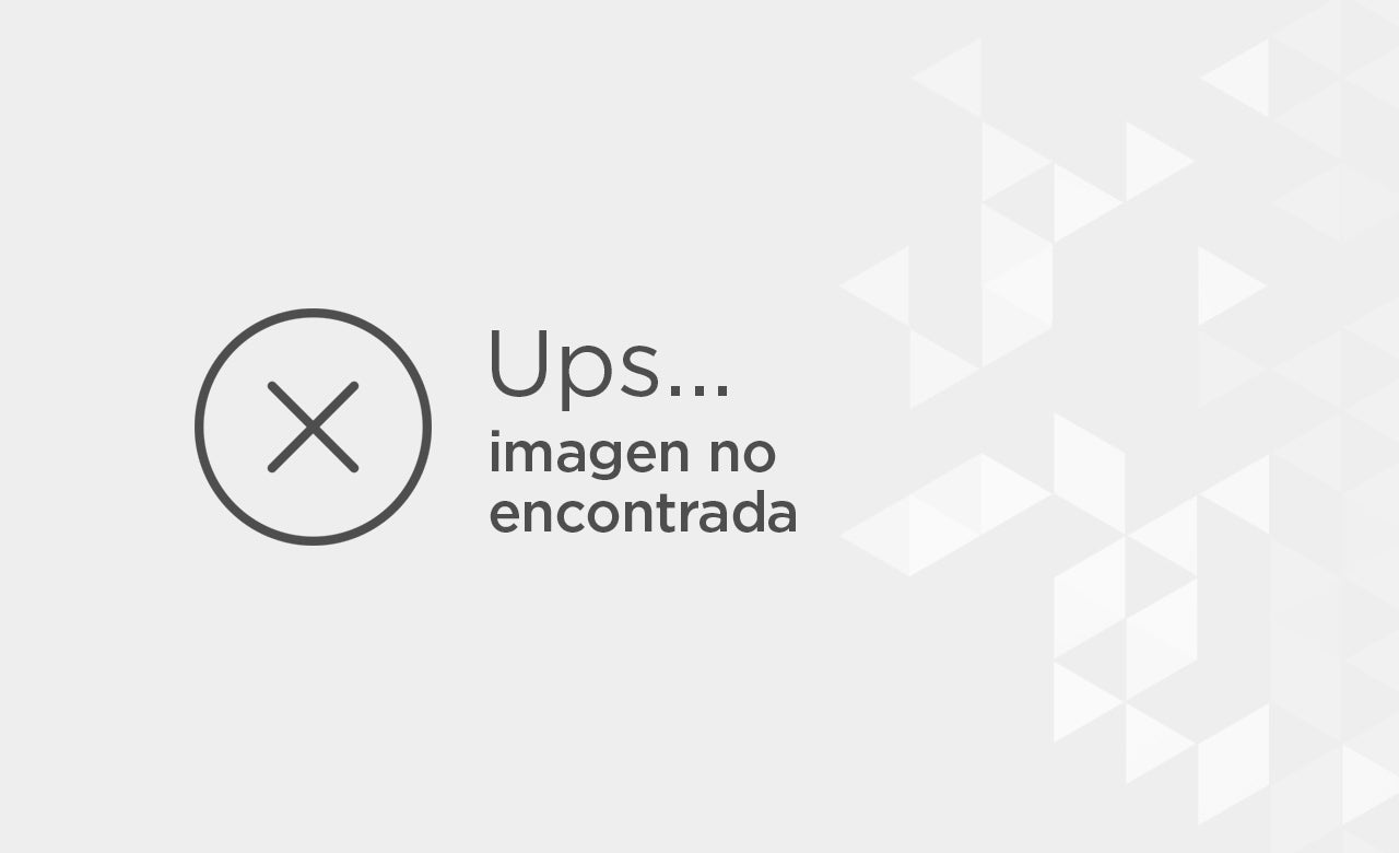 Un científico de los laboratorios Bioscientia señala una imagen de la cepa británica secuenciada