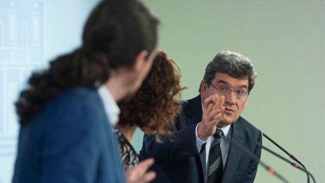 La ministra de Hacienda y portavoz del Gobierno, María Jesús Montero; el vicepresidente Pablo Iglesias, y el ministro de Inclusión, Seguridad Social y Migraciones, José Luis Escrivá