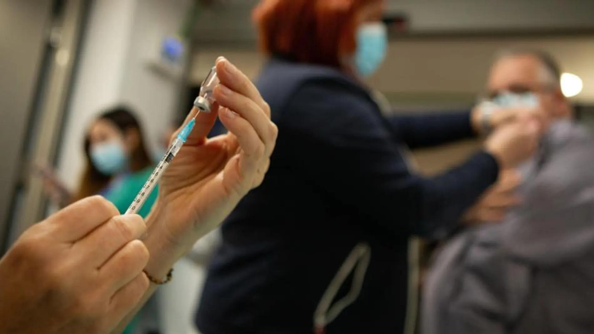 En la imagen, un profesional sanitario prepara una vacuna contra la Covid-19