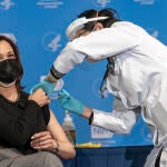 Kamala Harris recibe la segunda dosis de la vacuna anti covid