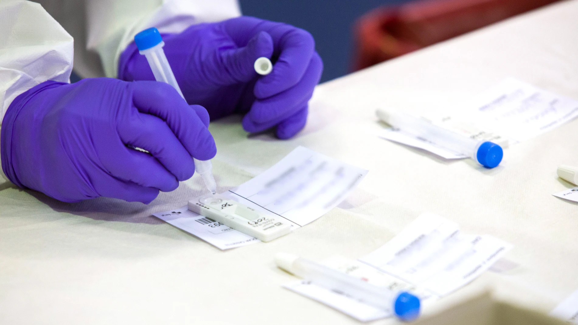 Un trabajador sanitario sostiene una de las probetas utilizadas para realizar un test de antígenos a empleados y alumnos de la Universidad de Burgos (UBU), en Burgos, Tomás Alonso / Europa Press