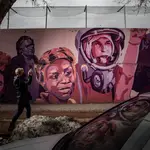 Mural feminista en la calle José Hierro 5 en la fachada de un polideportivo