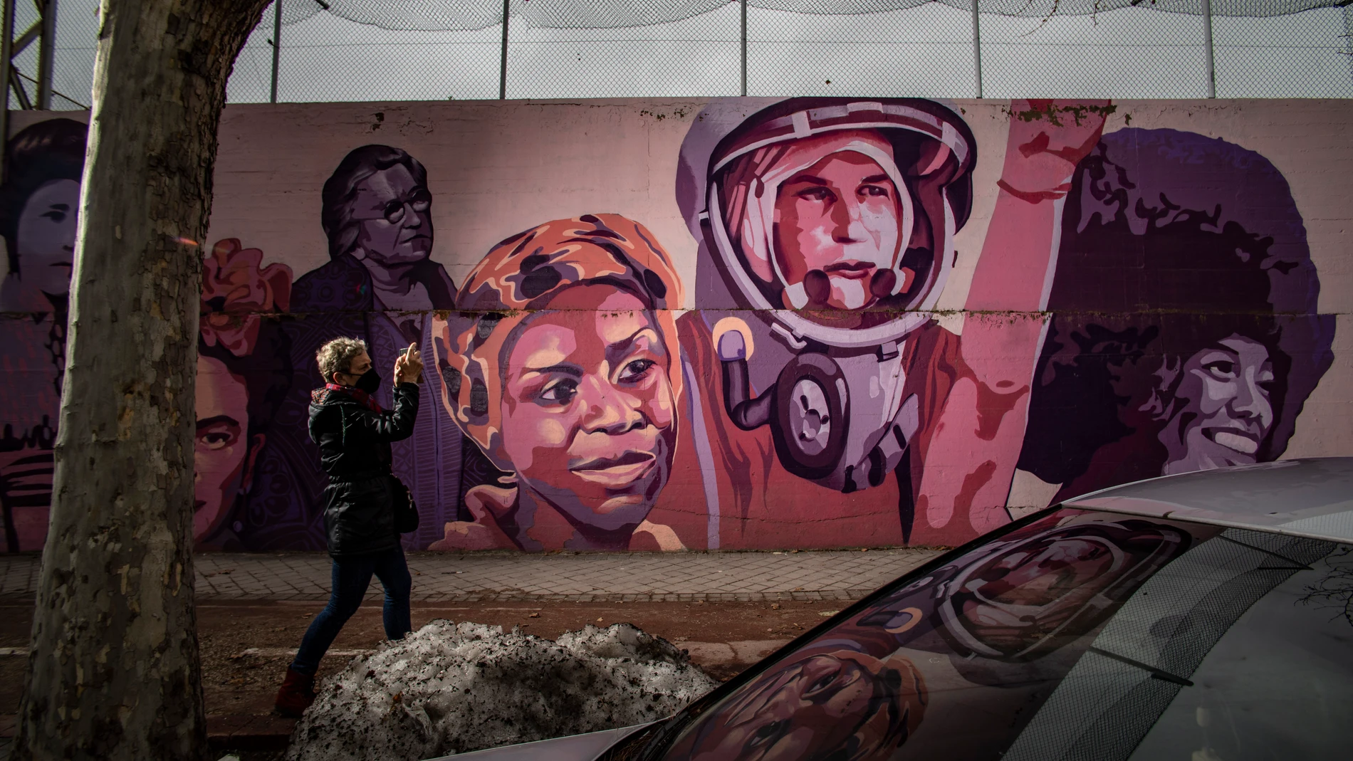 Mural feminista en la calle José Hierro 5 en la fachada de un polideportivo