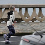 Una persona corre en solitario y con mascarilla un día después de la entrada en vigor de la normativa que obliga a los deportistas a hacer deporte al aire libre con mascarilla y sin compañía en Galicia