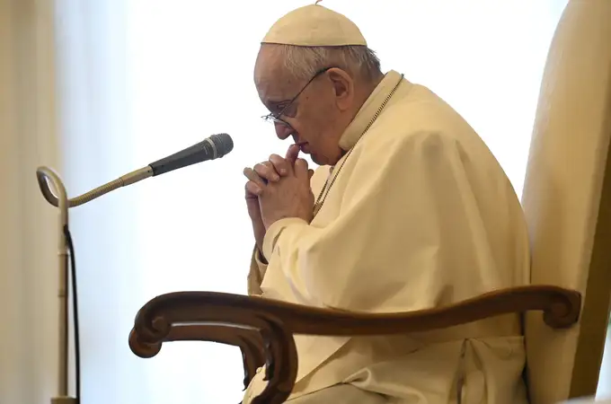 ¿Tendrá que pasar el Papa por quirófano para acabar con su ciática?