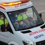 Una ambulancia en la zona de Urgencias del Hospital Universitario Central de Asturias (HUCA)