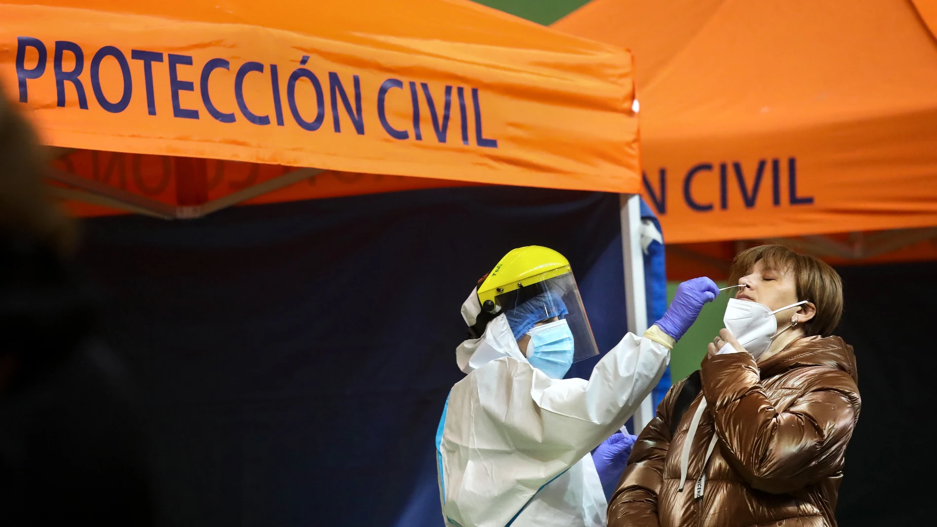Personal de Sacyl realiza un cribado masivo para la detección de COVID-19 mediante test de antígenos de segunda generación en la localidad salmantina de Ciudad Rodrigo