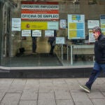 Una persona pasa por delante de una Oficina de Empleo ubicada en la capita