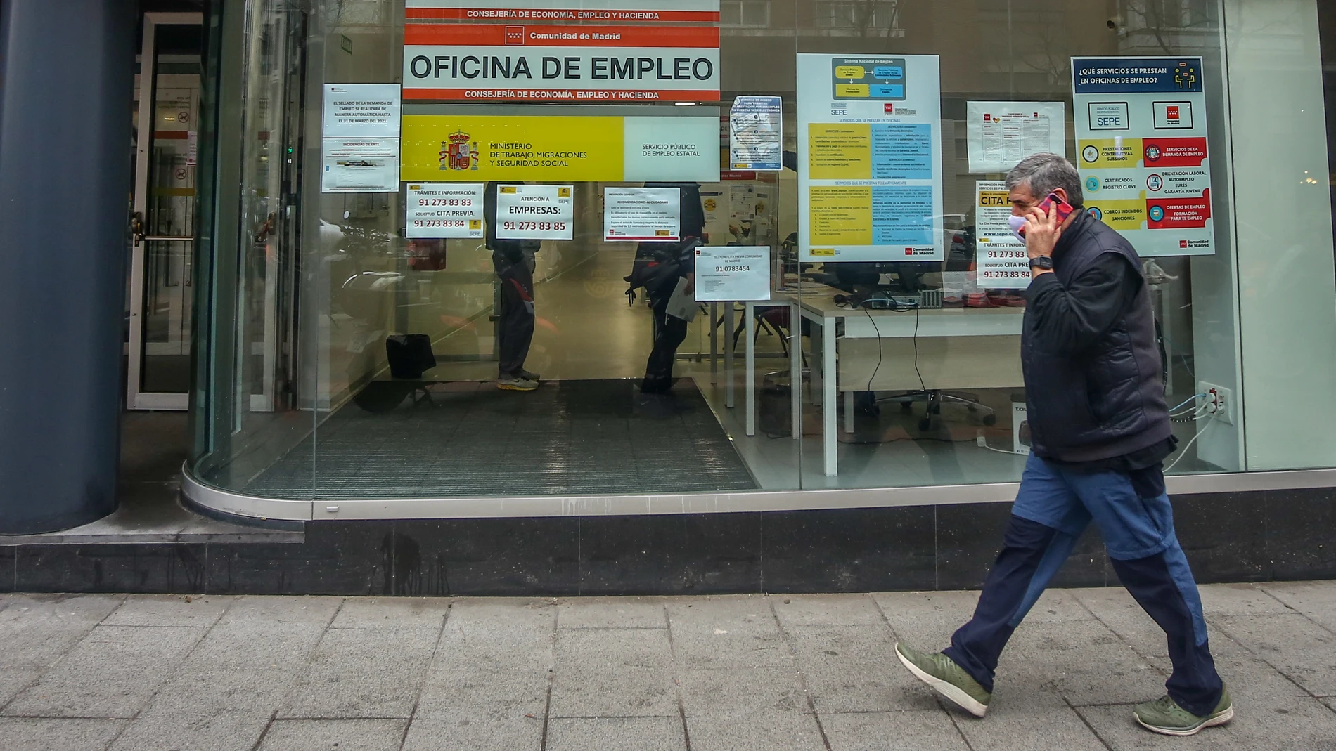 Una persona pasa por delante de una Oficina de Empleo ubicada en la capita