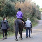 En las sesiones de hipoterapia, la terapeuta y un guía acompañan siempre al niño que está llevando a cabo su rehabilitación