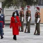El general Villarroya, ayer, junto a la ministra de Defensa, Margarita Robles, durante la toma de posesión del nuevo Jemad