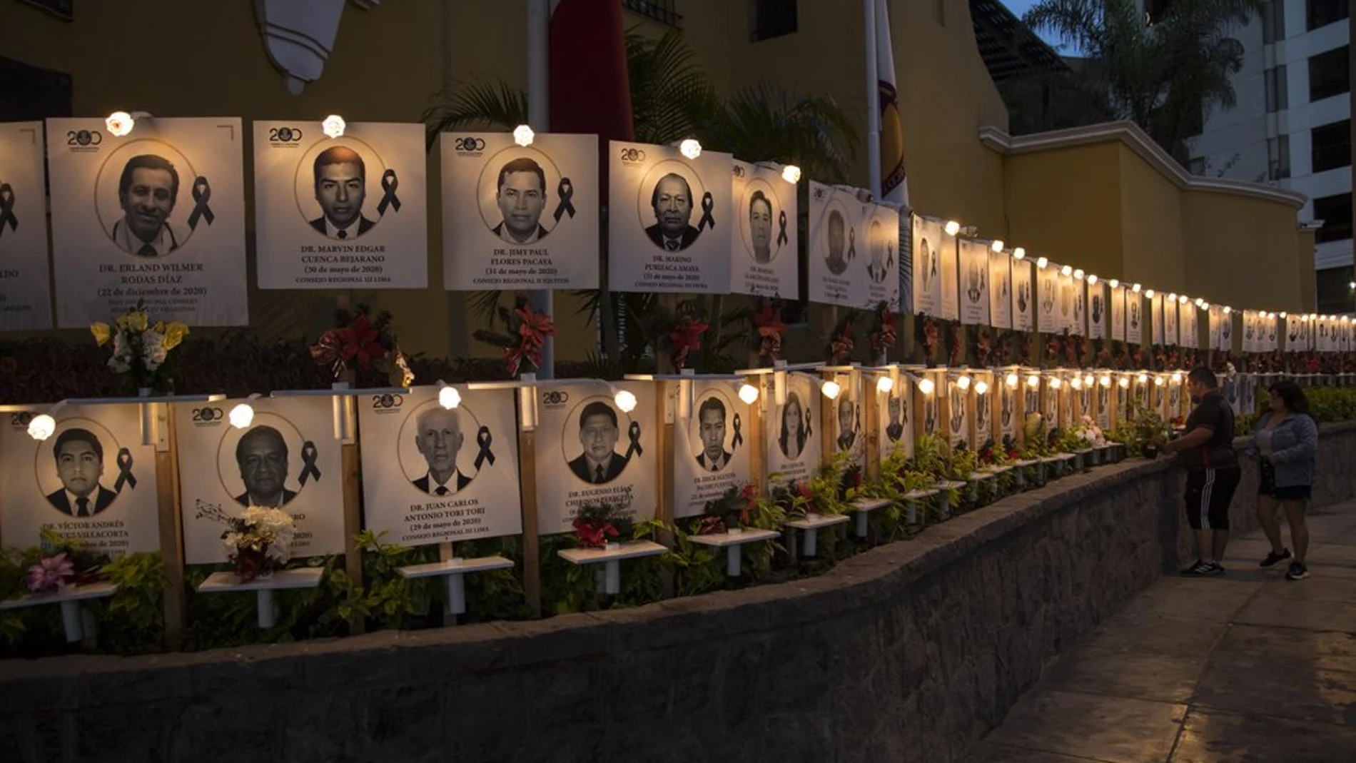 Parientes depositan flores frente a la fotografía de Jorge Luis Casana, de 62 años, uno de tantos médicos fallecido debido al coronavirus