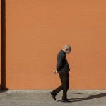Un hombre mayor con mascarilla pasea por una calle de Dos Hermanas, en Sevilla