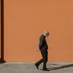 Un hombre mayor con mascarilla pasea por una calle de Dos Hermanas, en Sevilla