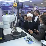 El presidente Hasan Rohaní escucha las explicaciones sobre nuevos logros nucleares, en una imagen de 2018