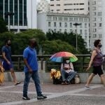 Ciudadanos brasileños caminan por las calles de Sao Paulo
