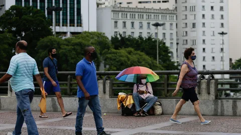 Ciudadanos brasileños caminan por las calles de Sao Paulo