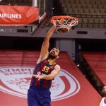 Mirotic anota un mate en la visita del Barça a El Pireo