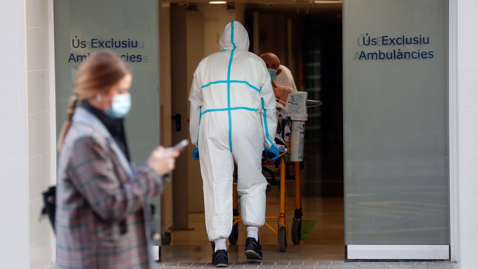 GRA-Un sanitario traslada a un enfermo en el Hospital Clínico de Valencia