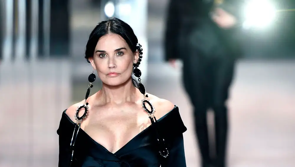 27 January 2021, France, Paris: American actress Demi Moore presents a creation by British designer Kim Jones for Fendi's Spring-Summer 2021 collection during Paris Haute Couture Fashion Week 2021. Photo: Stephane De Sakutin/AFP/dpa27/01/2021 ONLY FOR USE IN SPAIN
