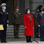 La ministra de Defensa, Margarita Robles, junto al almirante general Teodoro López Calderón (i) y el general Miguel Ángel Villarroya (d)