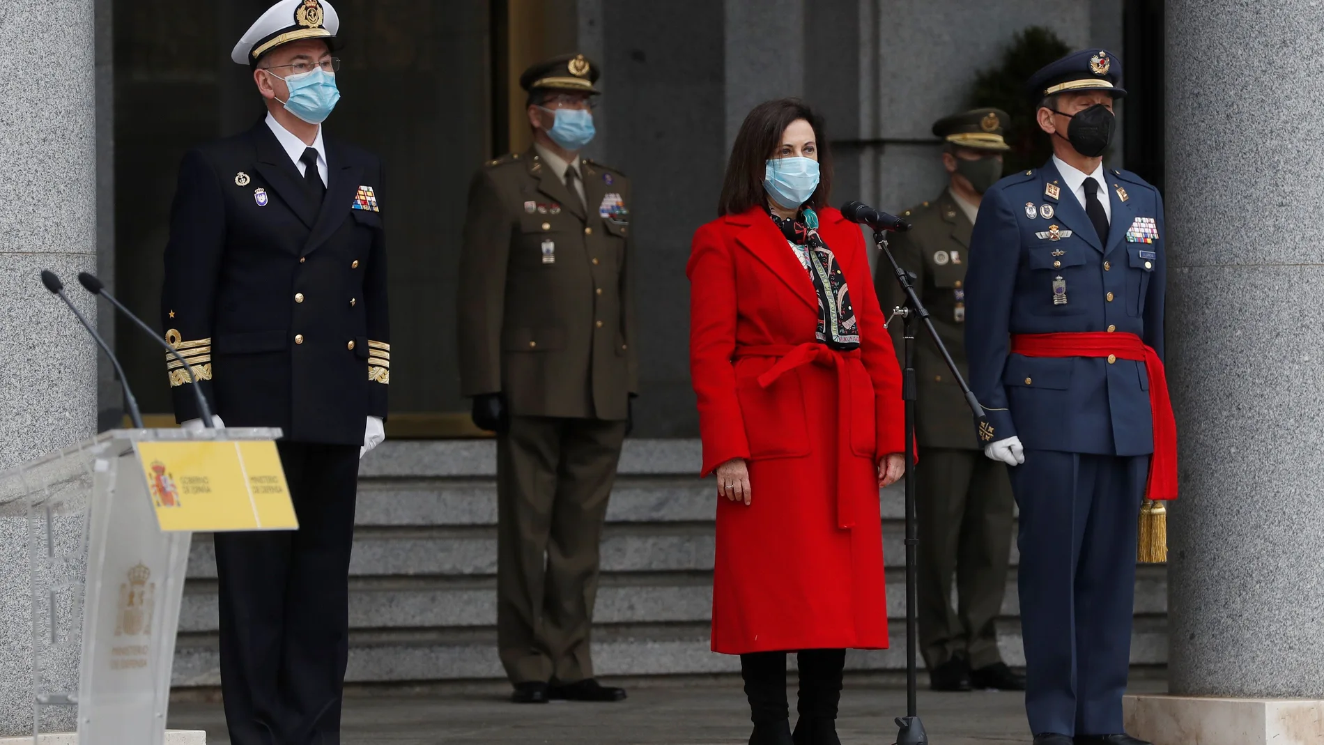 La ministra de Defensa, Margarita Robles, junto al almirante general Teodoro López Calderón (i) y el general Miguel Ángel Villarroya (d)