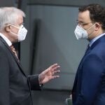 El ministro de Interior alemán, Horst Seehofer, conversa con el ministro de Sanidad Jens Spahn.