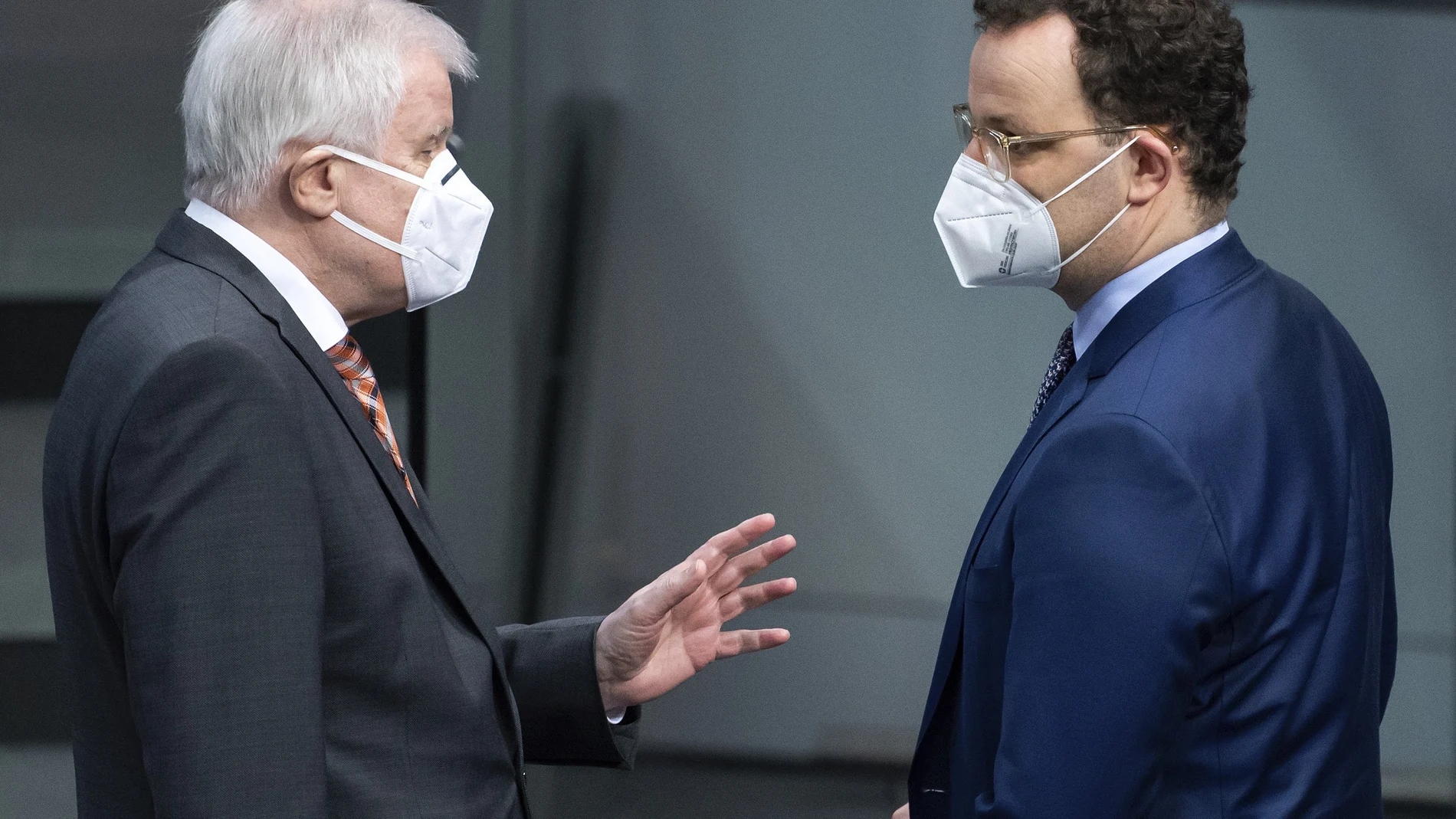 El ministro de Interior alemán, Horst Seehofer, conversa con el ministro de Sanidad Jens Spahn.