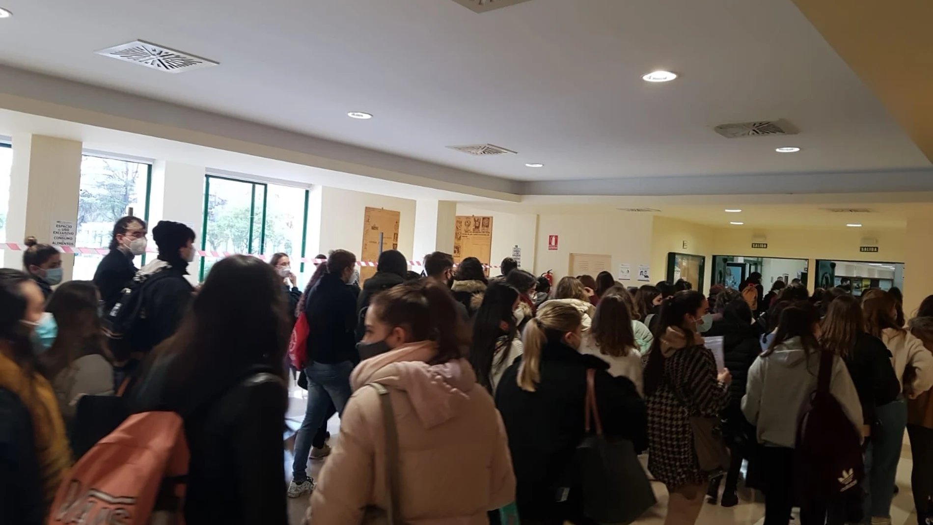 Alumnos de la Universidad de Córdoba acuden a un examen