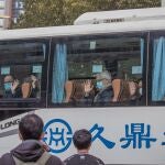 El grupo de expertos enviados por la OMS recorre en autobús las calles de Wuhan