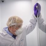 Boris Johnson visita un laboratorio donde se fabrican vacunas en Escocia