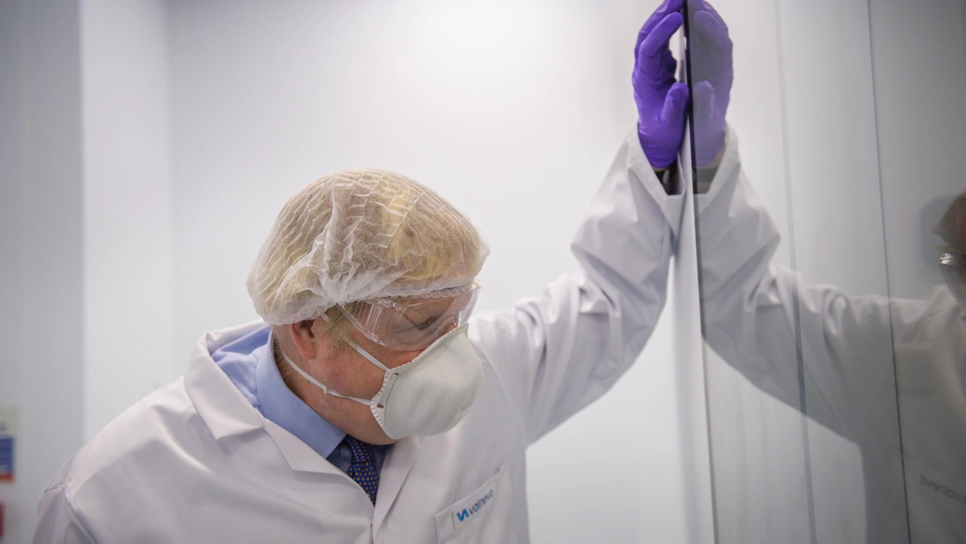 Boris Johnson visita un laboratorio donde se fabrican vacunas en Escocia