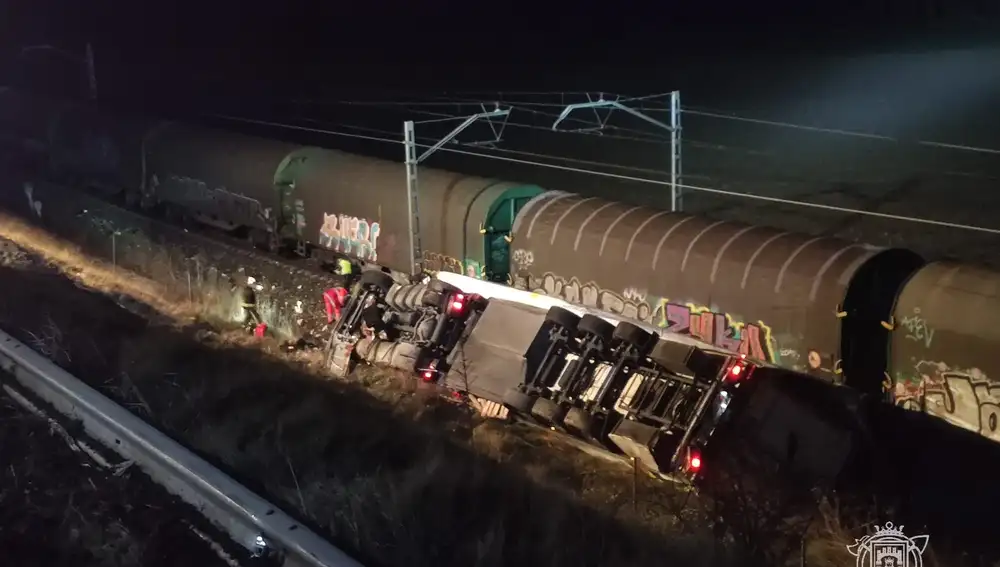 Camión accidentado junto a las vías del tren