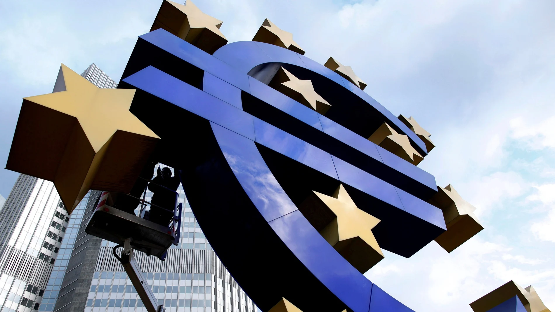 Mantenimiento del logo del euro frente al Banco Central Europeo en Fráncfort