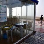Una terraza de Almería permanece cerrada tras decretarse el cierre de toda actividad no esencial el 29 de enero